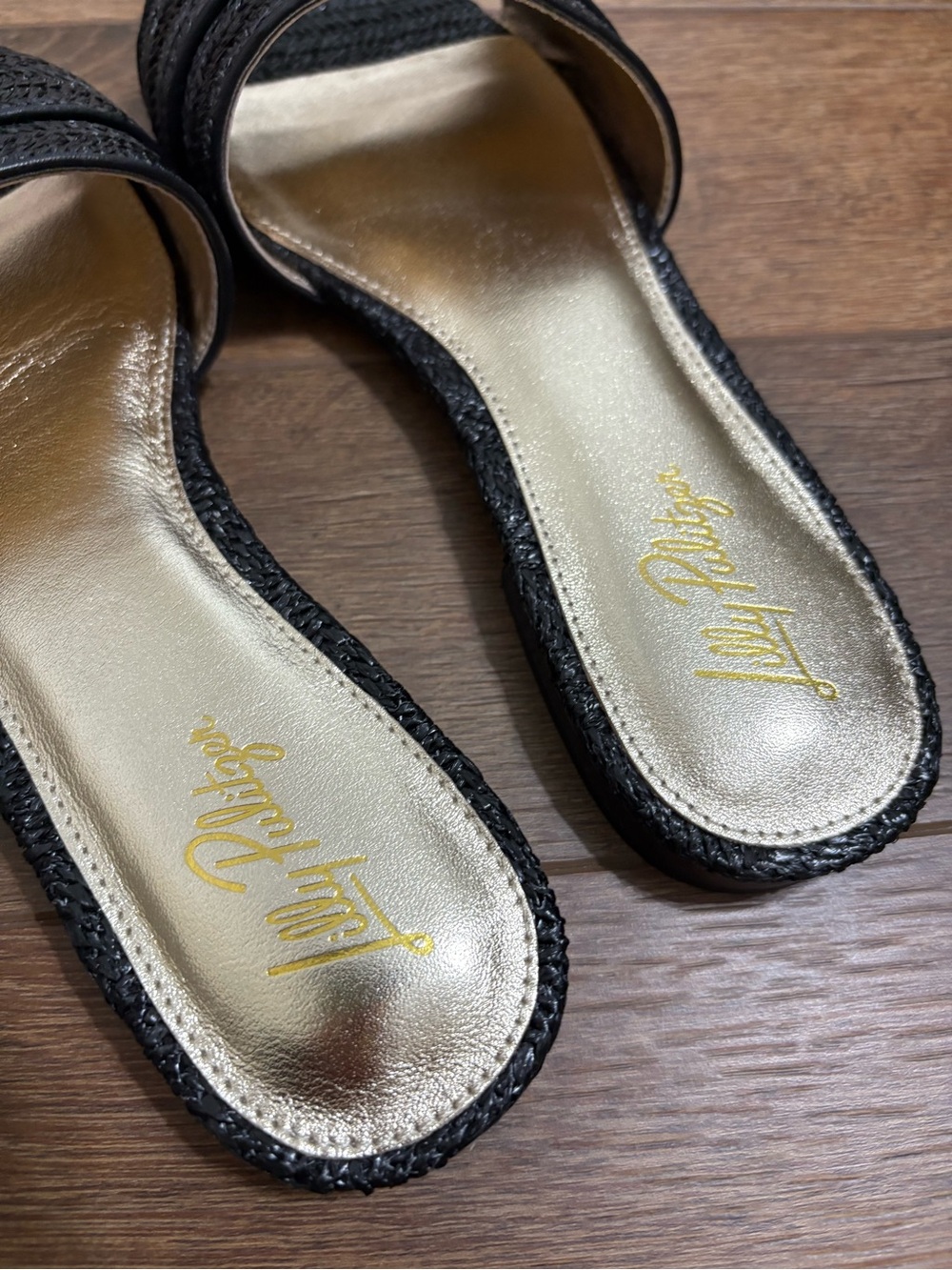 Lilly Pulitzer Black Slide Sandals with Gold Emblem Size 8 Women’s - Picture 5 of 11
